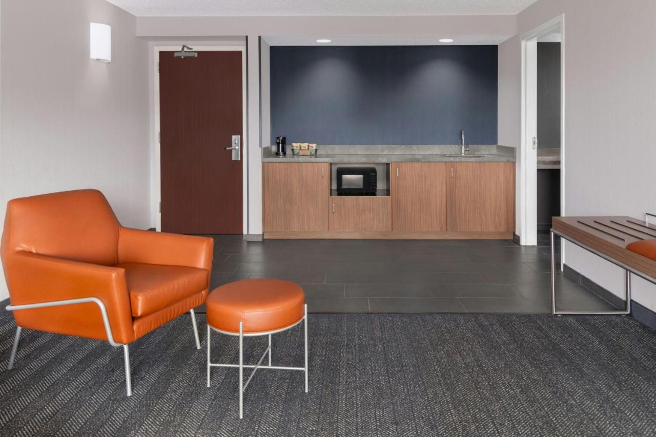 | Courtyard Cleveland Airport South