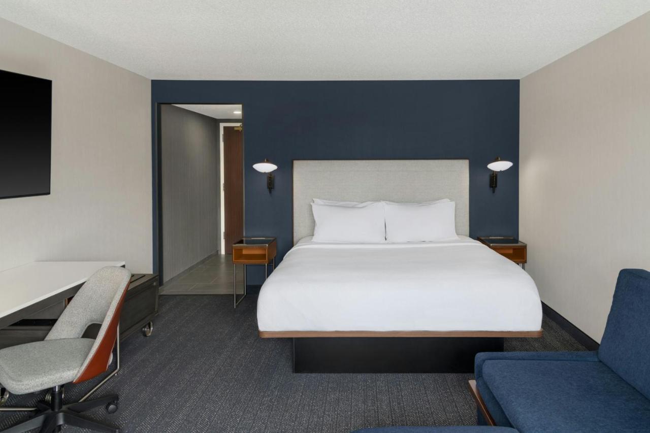 | Courtyard Cleveland Airport South