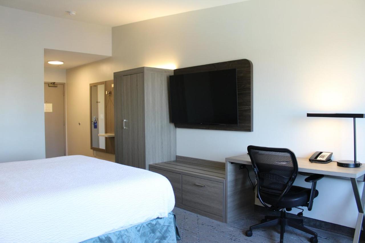 Executive King Room - Non-Smoking at Holiday Inn Express Bakersfield by IHG
