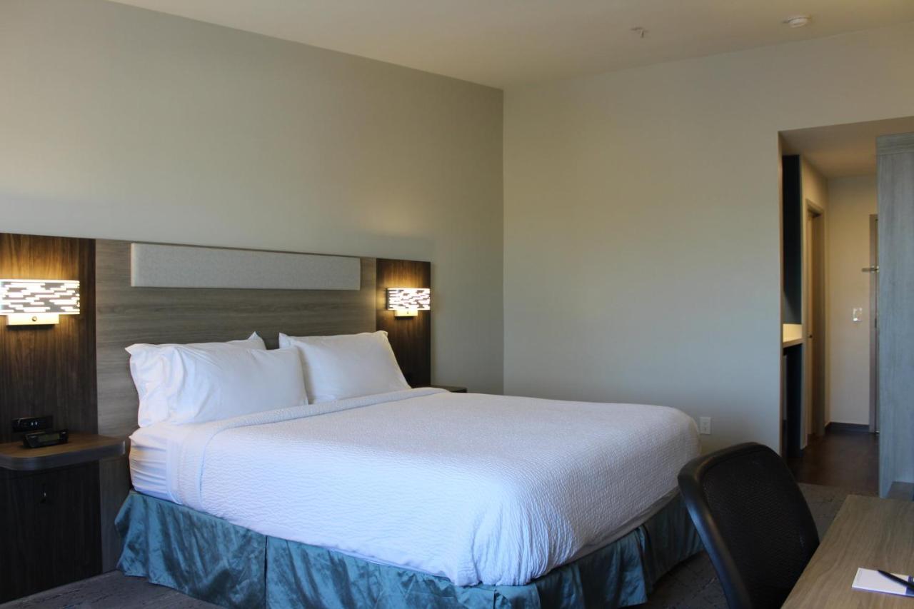Executive King Room - Non-Smoking at Holiday Inn Express Bakersfield by IHG