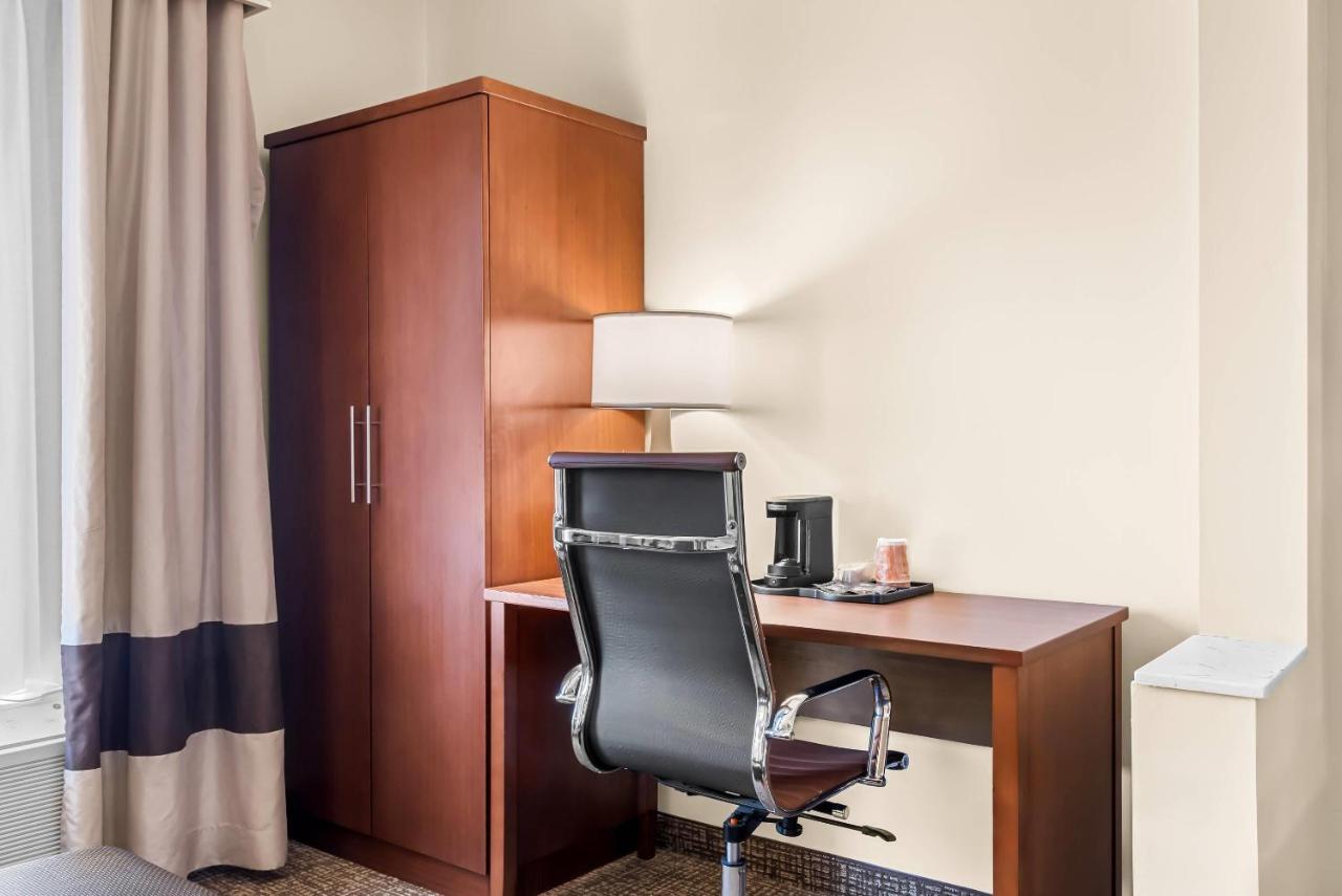 King Suite - Disability Access/Non-Smoking at Comfort Suites near Camp Lejeune