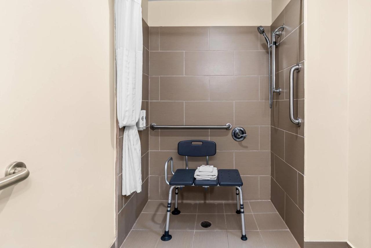 King Suite - Disability Access/Non-Smoking at Comfort Suites near Camp Lejeune
