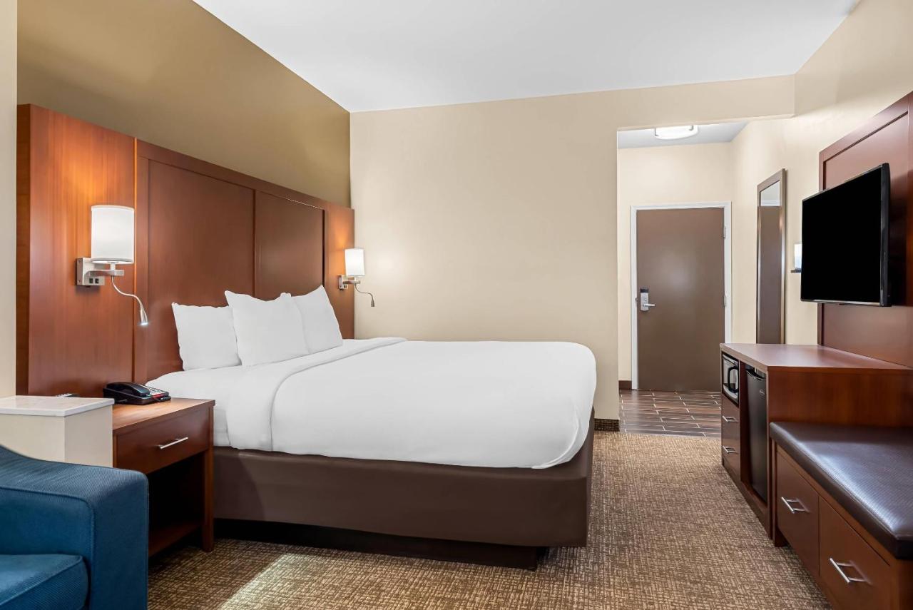 King Suite - Accessible/Non-Smoking at Comfort Suites near Camp Lejeune