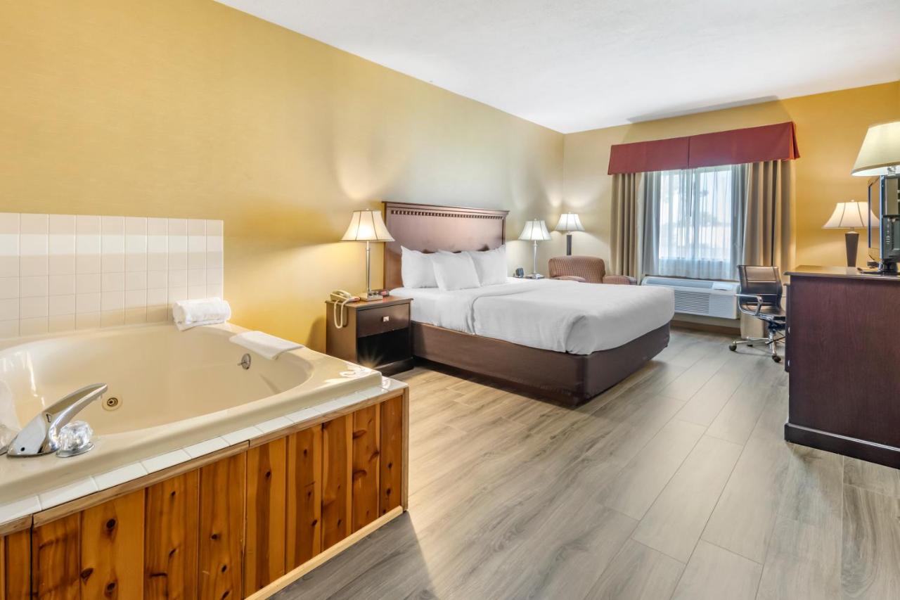 King Room with Spa Bath - Non-Smoking at Quality Inn Greenville North