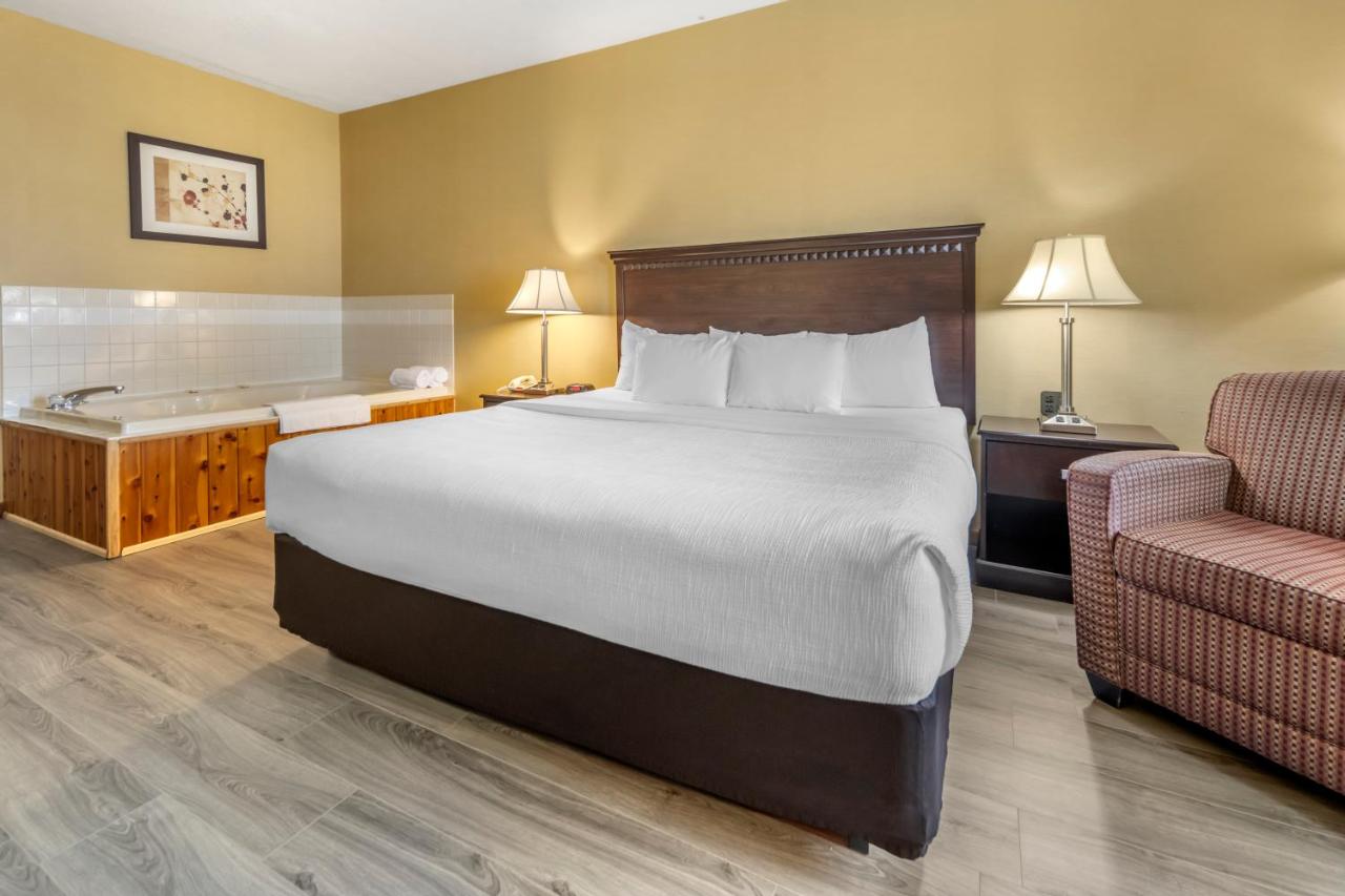 King Room with Spa Bath - Non-Smoking at Quality Inn Greenville North