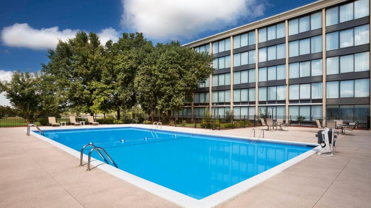 | Four Points by Sheraton Kansas City Airport