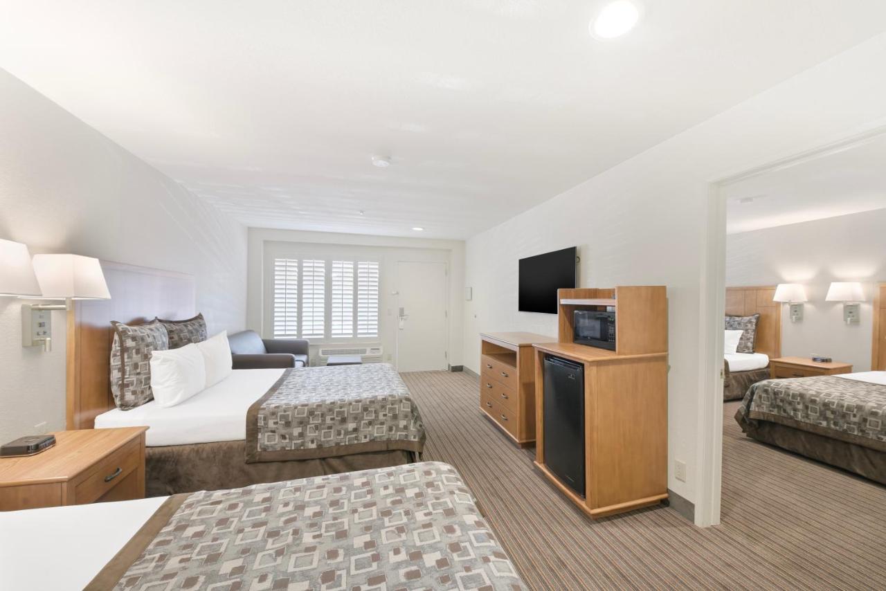 | Anaheim Desert Inn & Suites