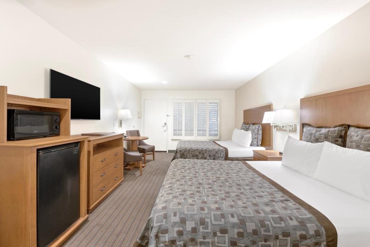 | Anaheim Desert Inn & Suites