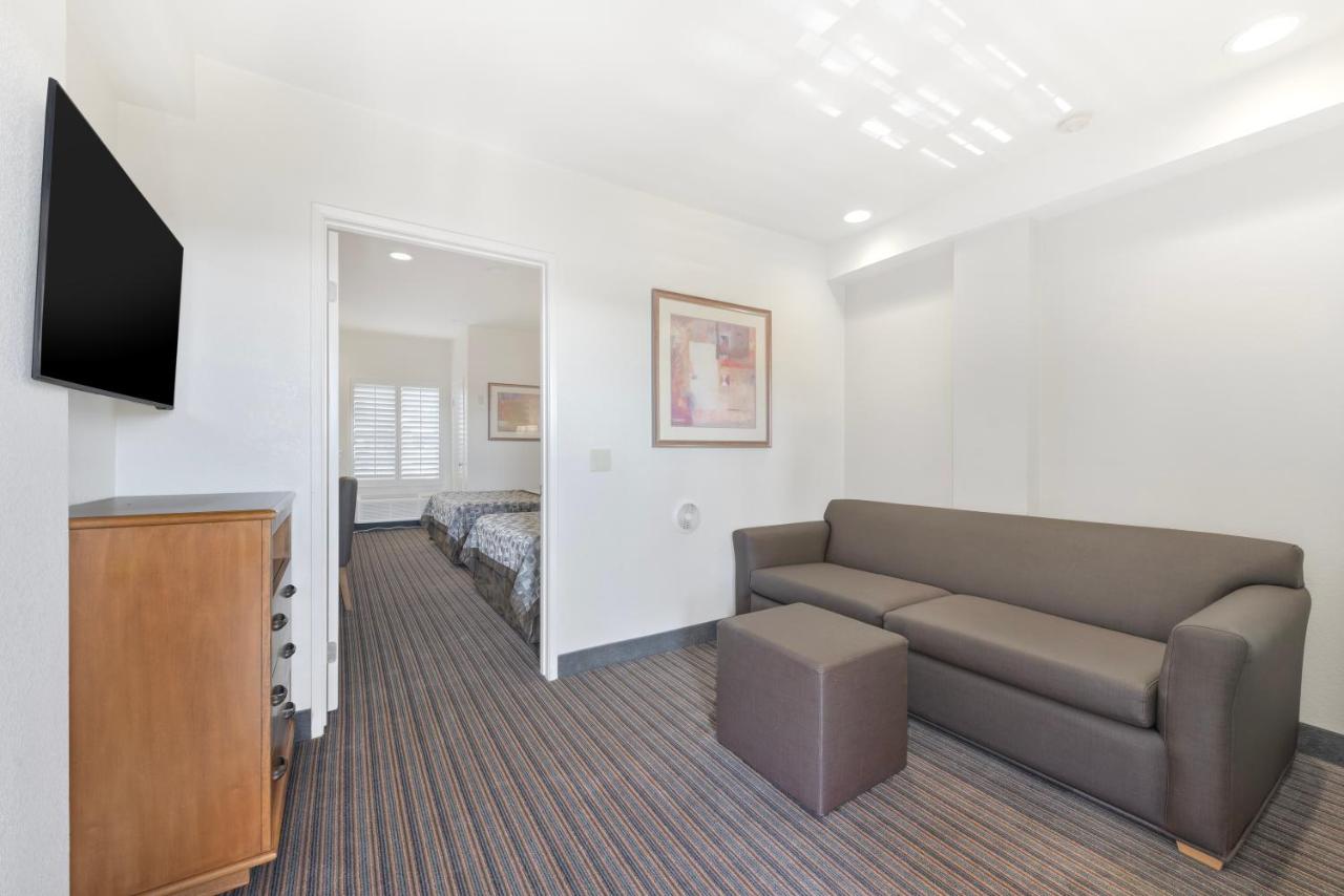 | Anaheim Desert Inn & Suites