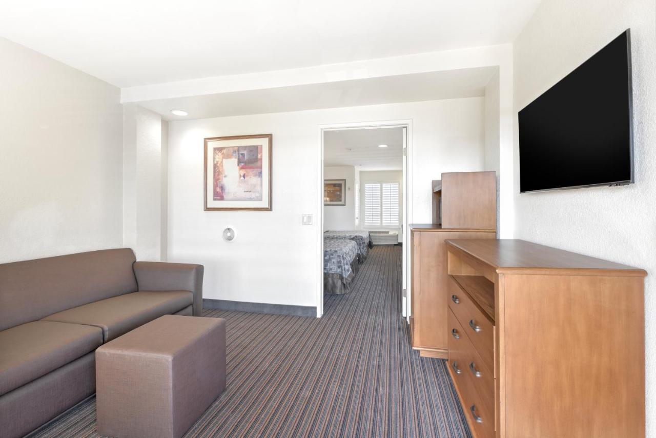| Anaheim Desert Inn & Suites