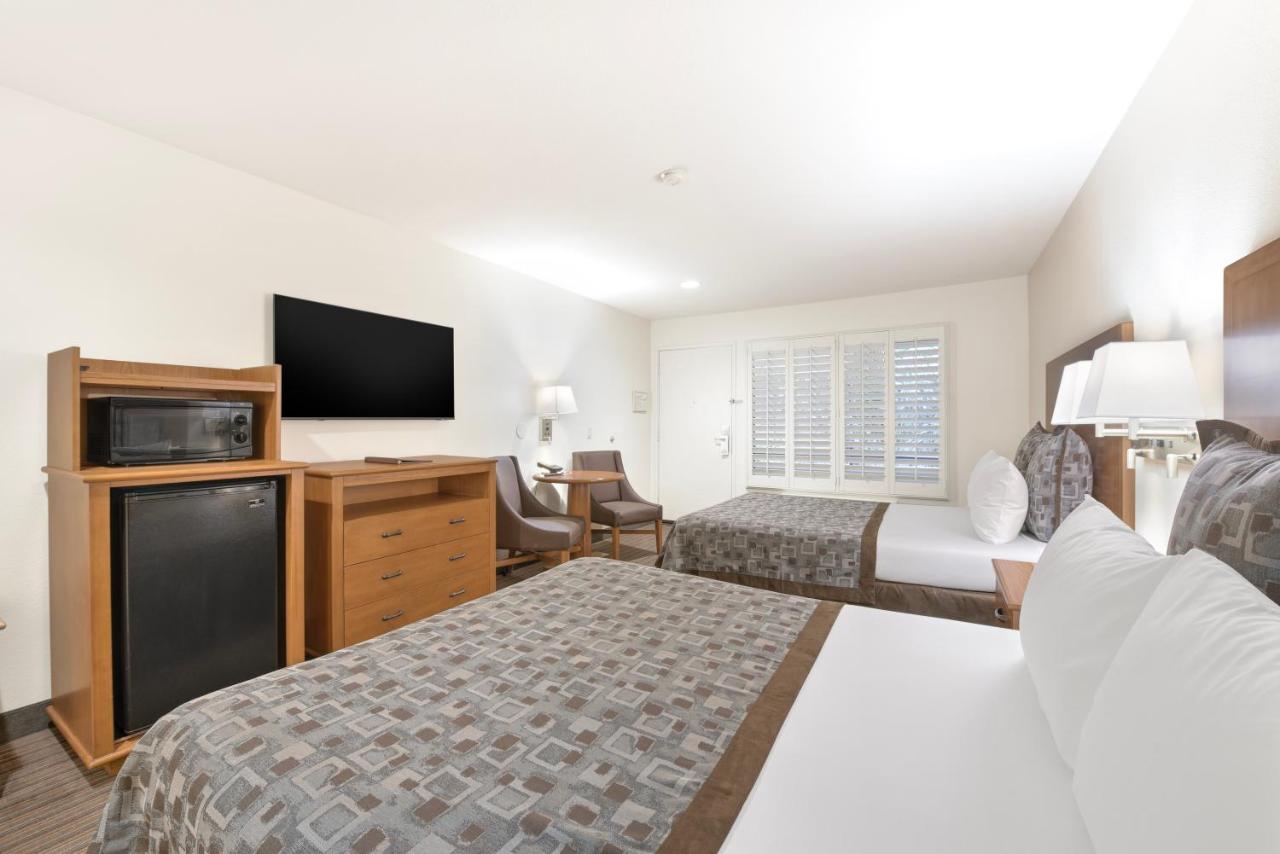 | Anaheim Desert Inn & Suites