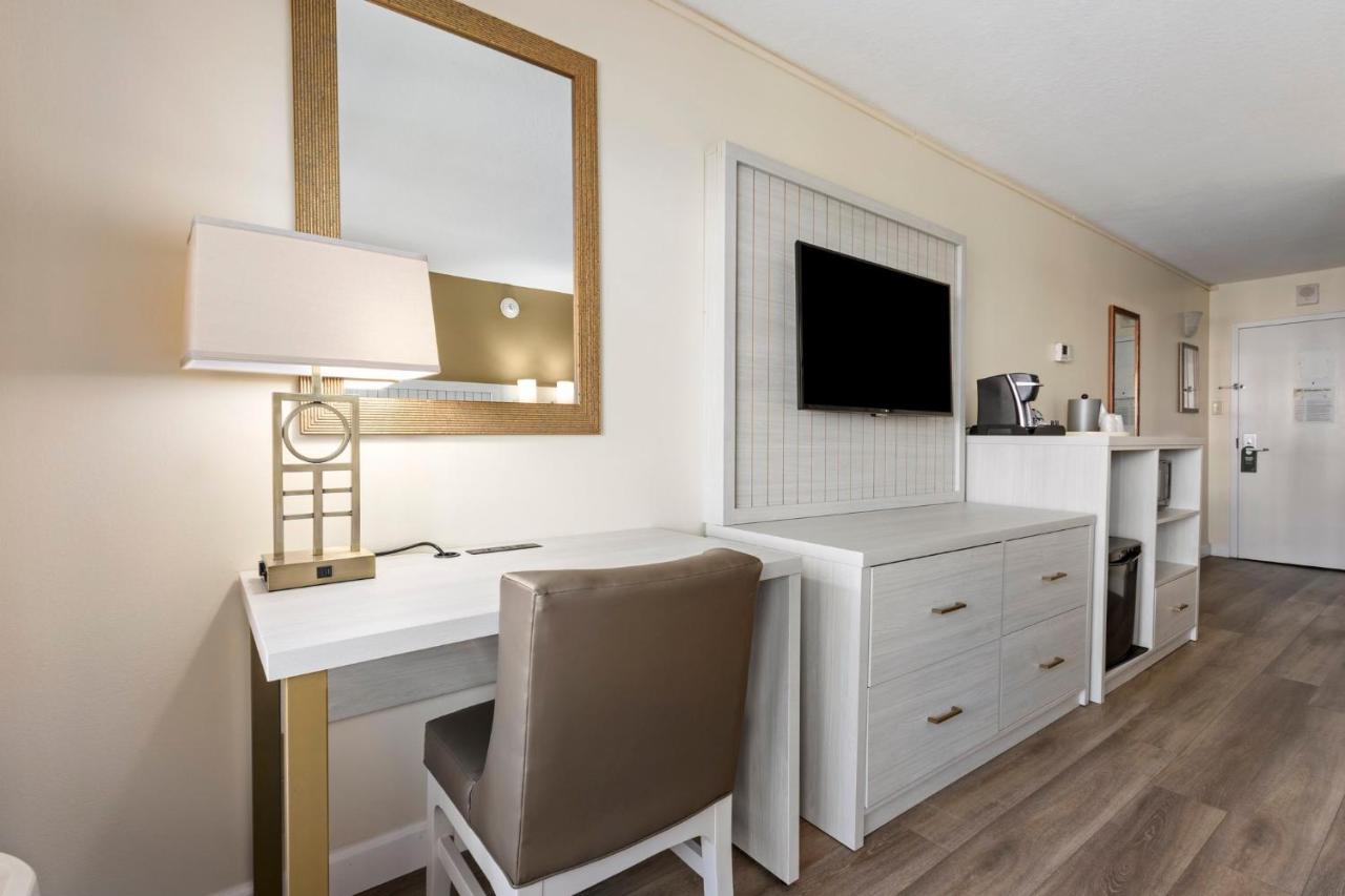 | Holiday Inn & Suites Clearwater Beach, an IHG Hotel