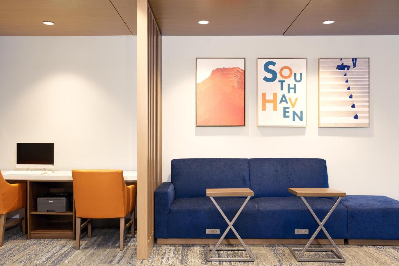 | Holiday Inn Express Hotel & Suites Fort Worth Southwest I-20, an IHG Hotel