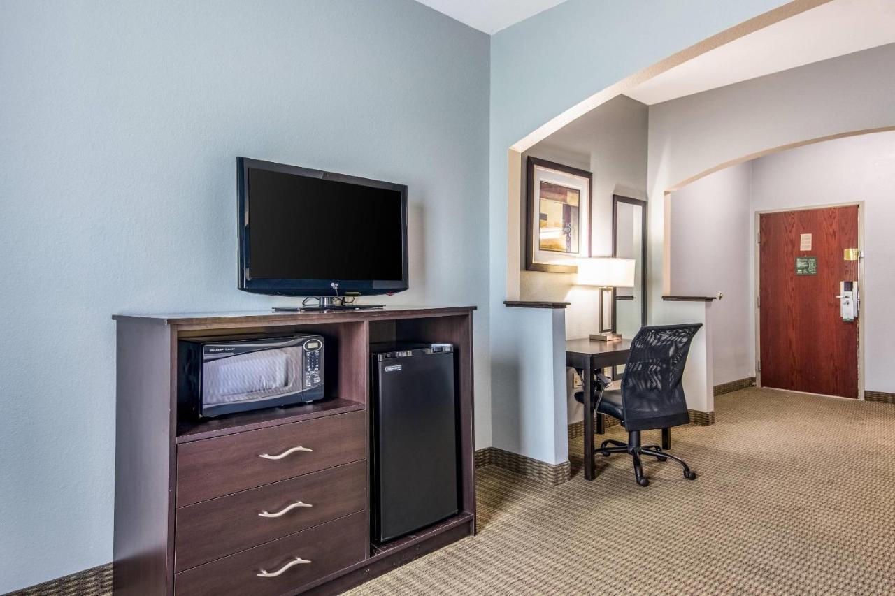 King Suite with Sofa Bed at Quality Suites Maumelle - Little Rock Northwest