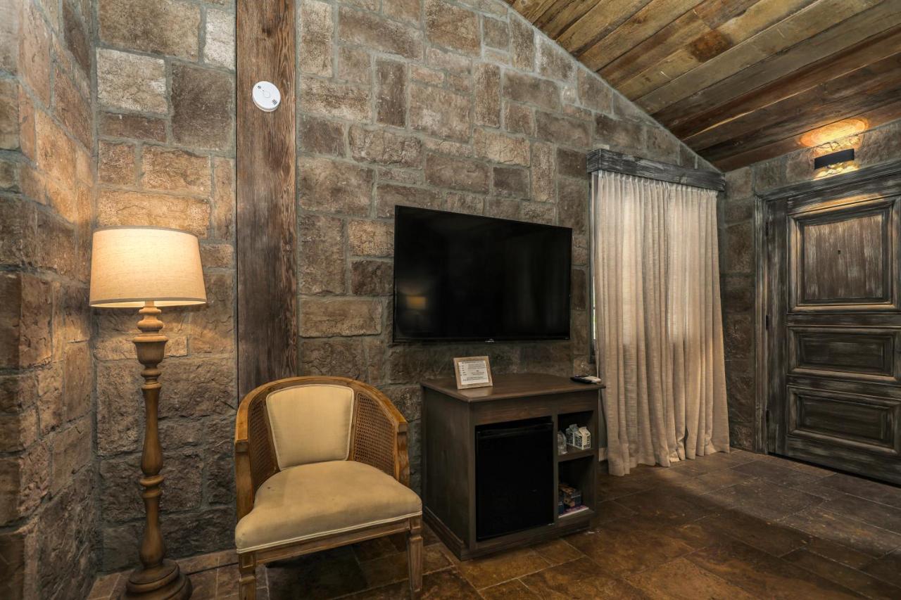 | The Inn at Zaca Creek