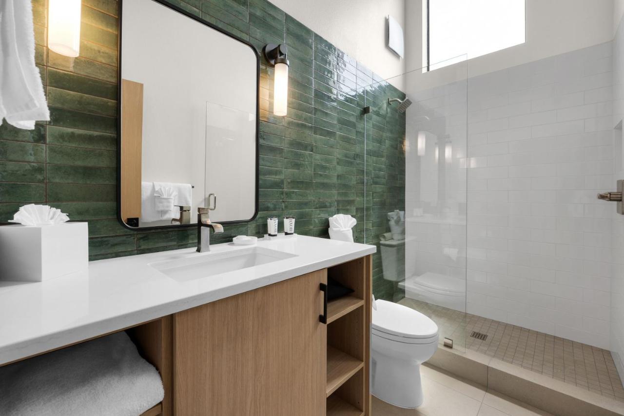 Queen Room with Partial View at The Waves