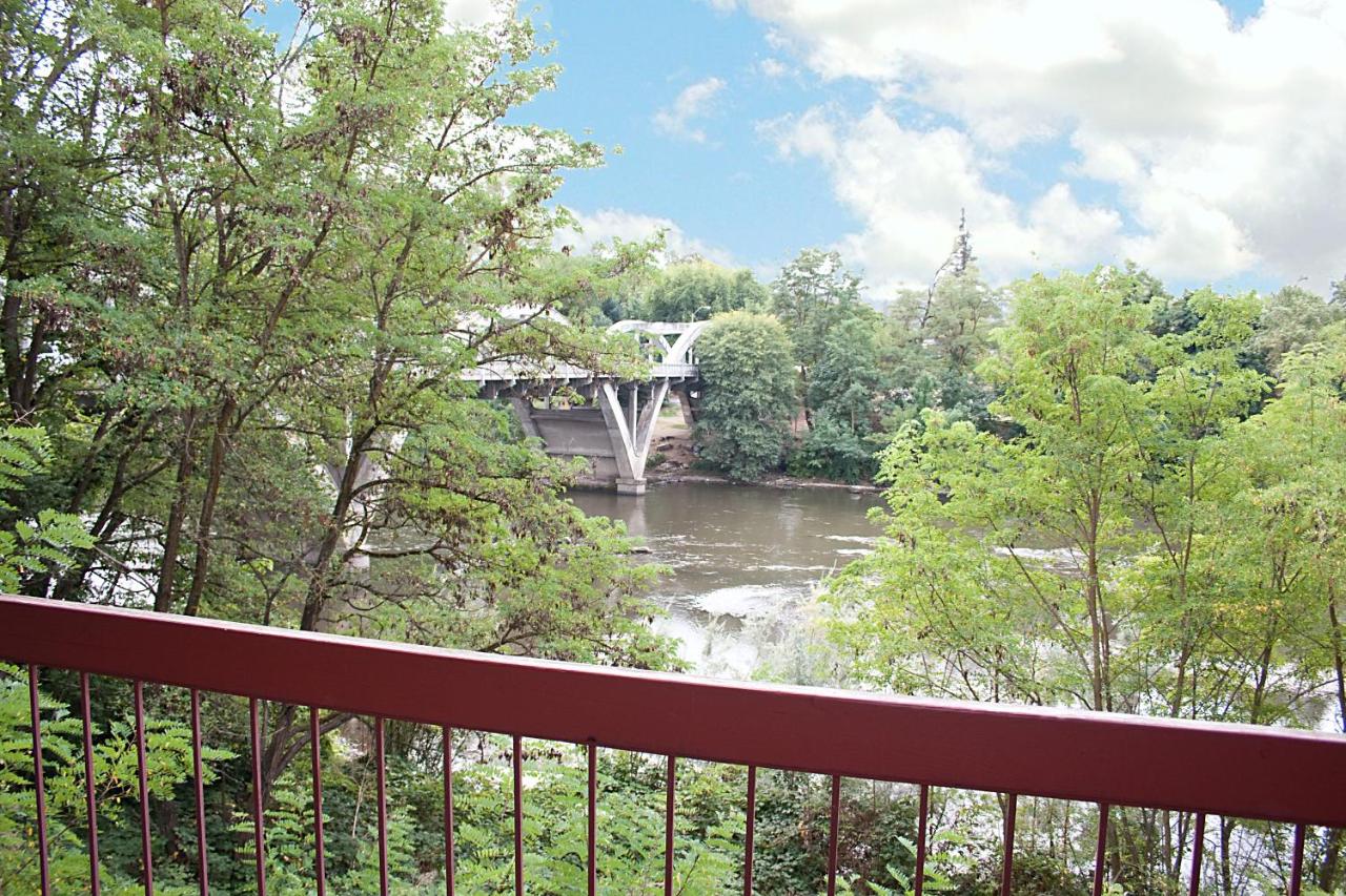 Standard King Room with River View at Riverside Inn