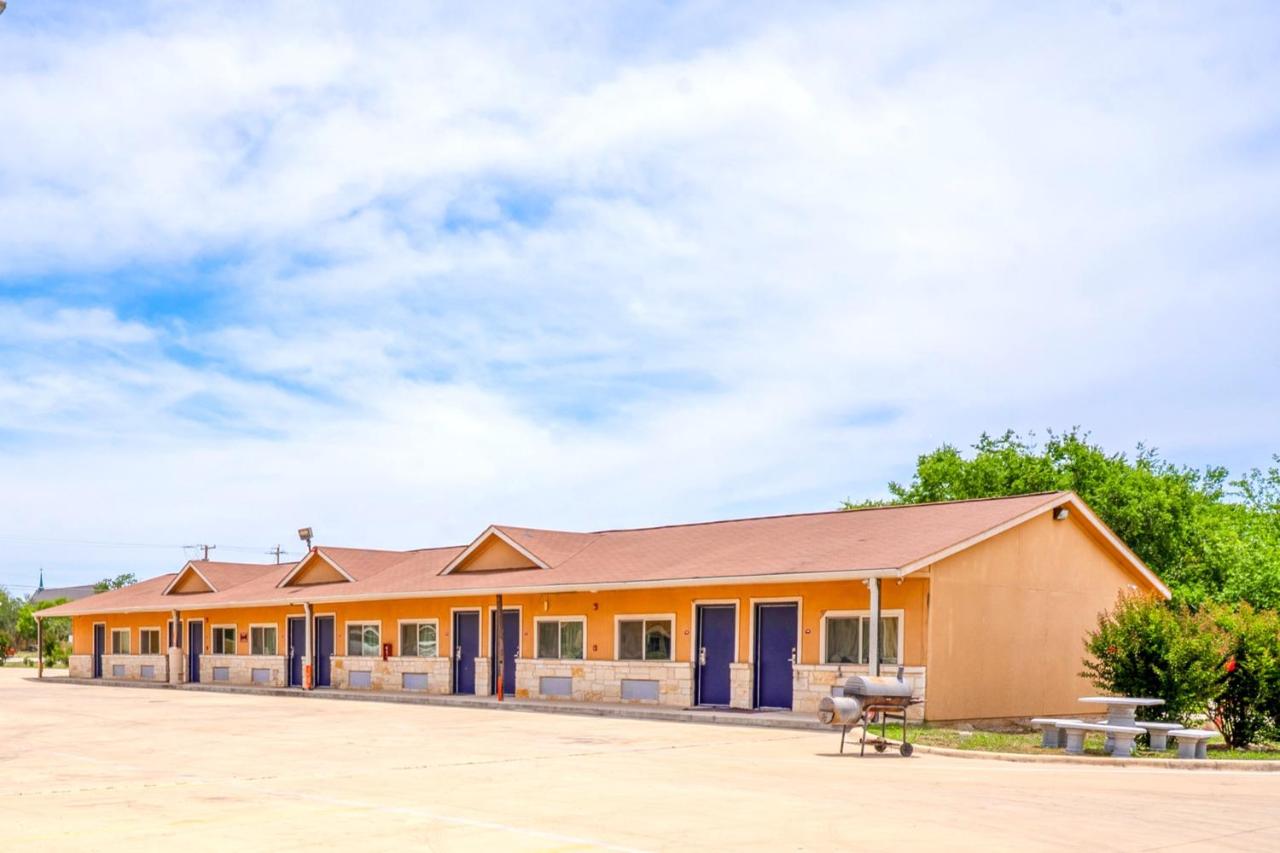  | Budget Host Inn