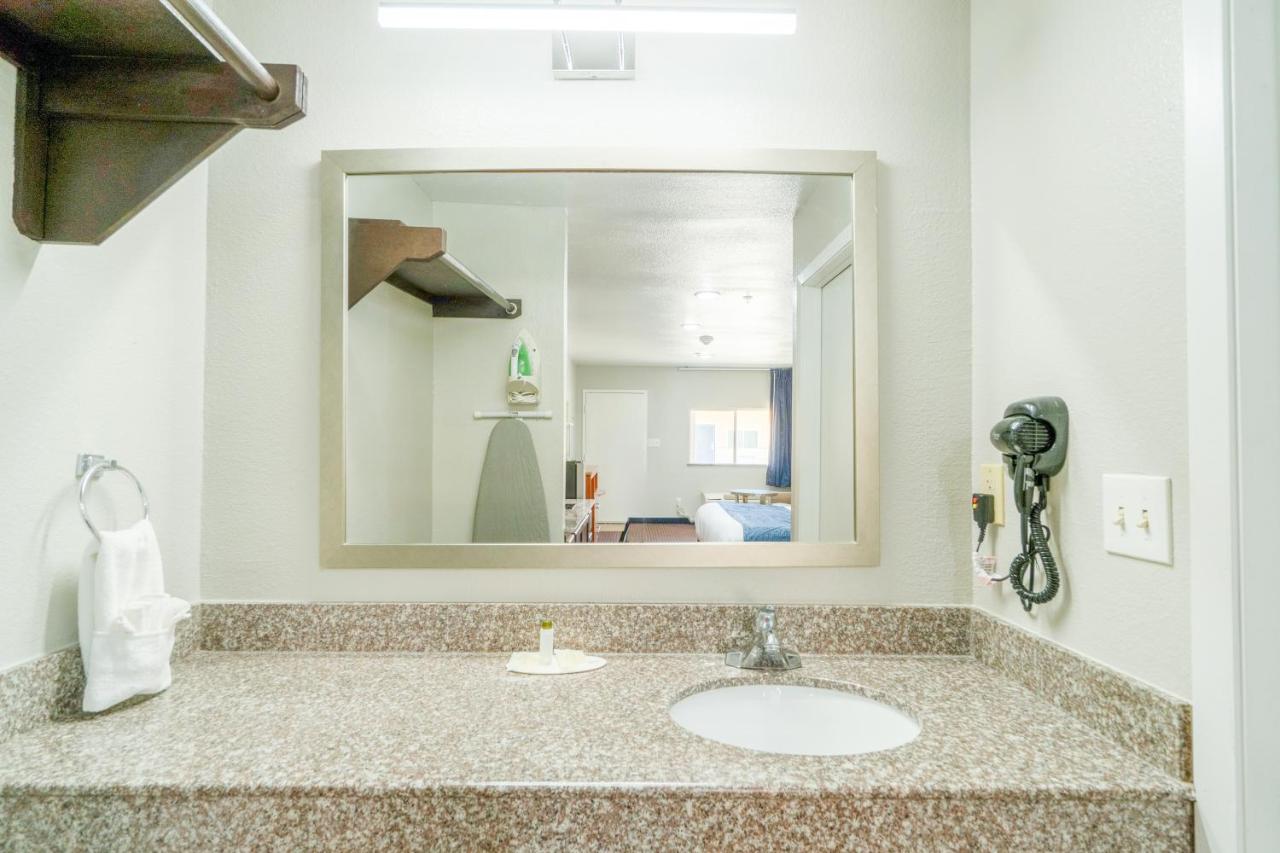  | Budget Host Inn