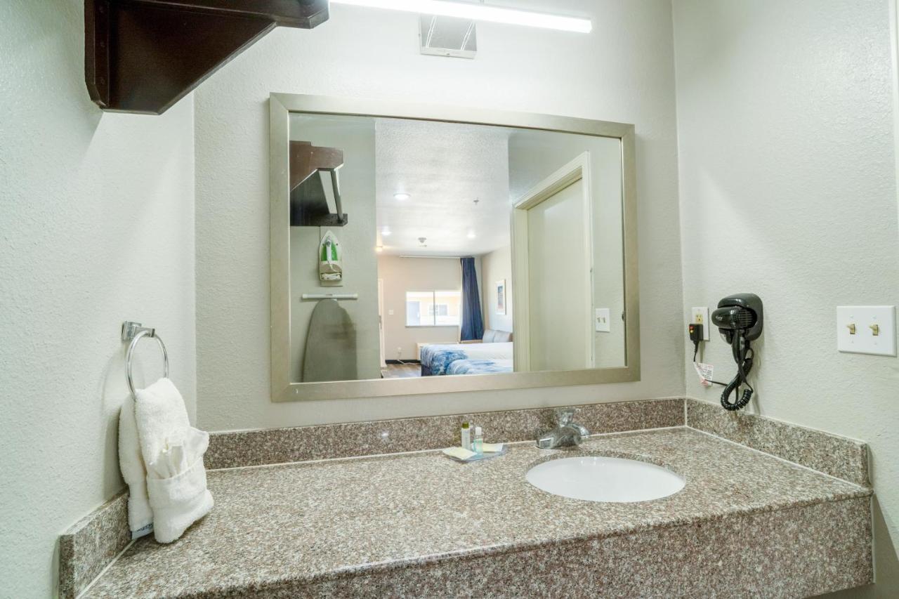  | Budget Host Inn