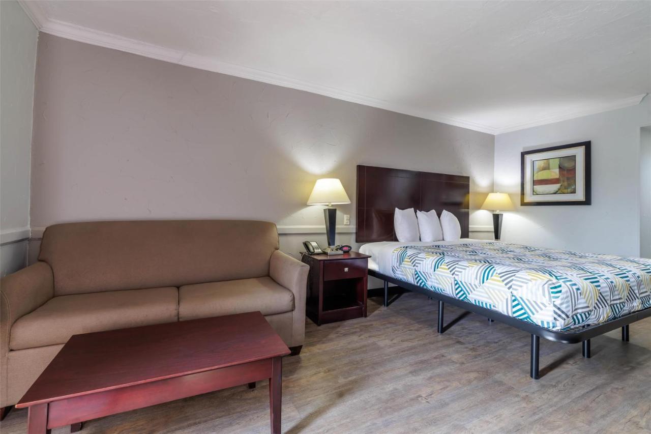 Deluxe King Room - Non-Smoking at Studio 6 Suites - Dallas, TX - Downtown