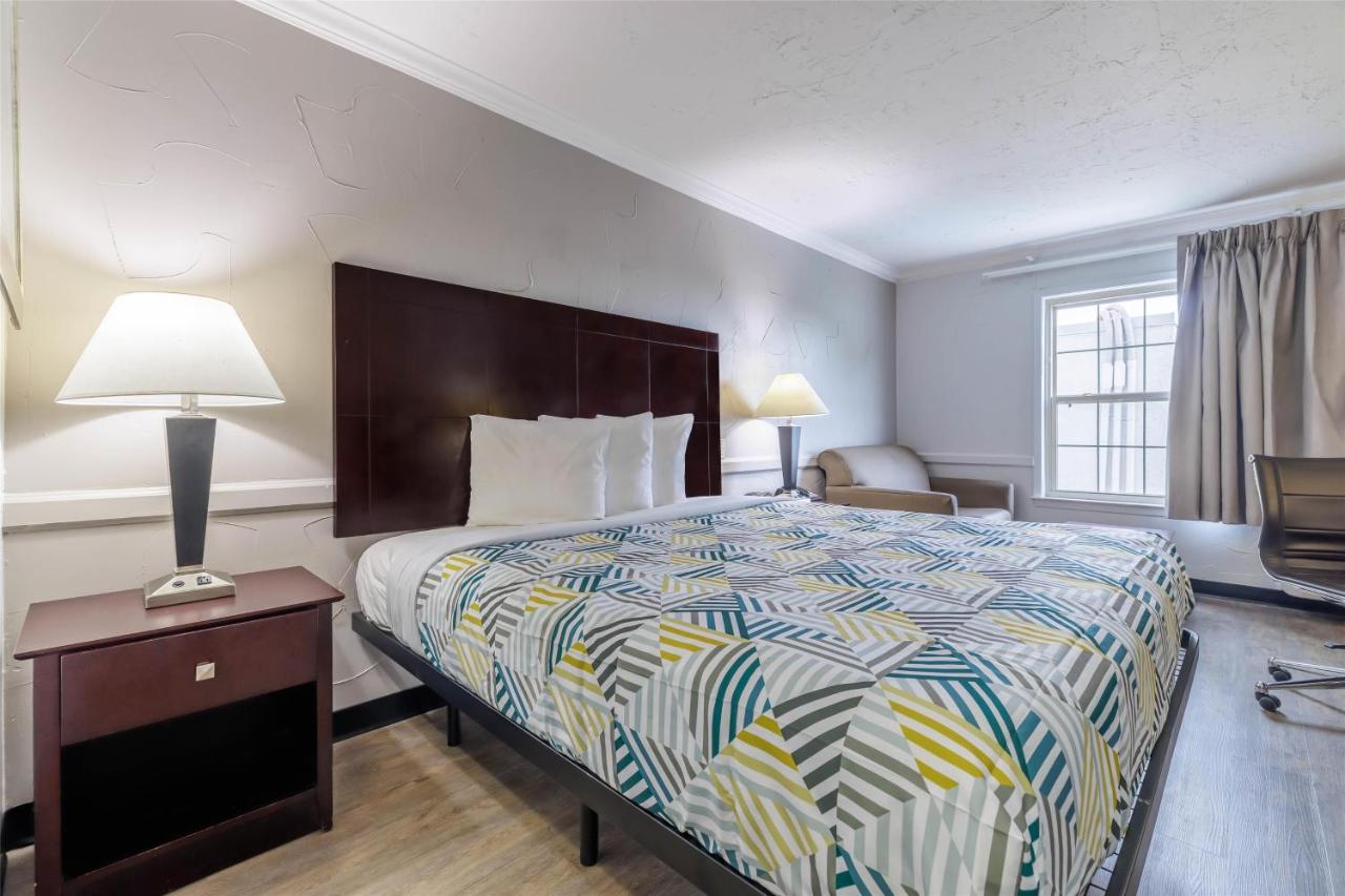 Deluxe King Room - Non-Smoking at Studio 6 Suites - Dallas, TX - Downtown