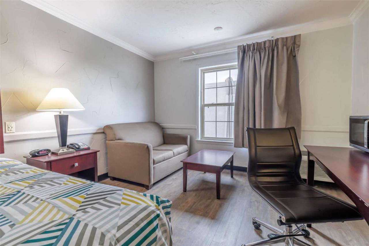 Deluxe King Room - Non-Smoking at Studio 6 Suites - Dallas, TX - Downtown