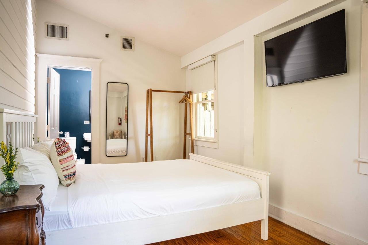 Standard Queen Room at Miami River Inn By Renzzi