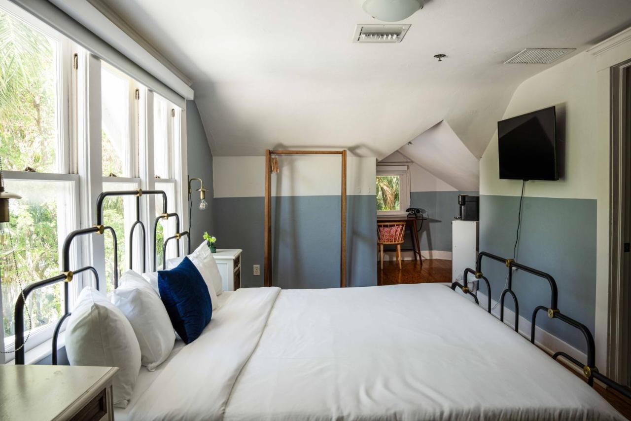 Suite at Miami River Inn By Renzzi