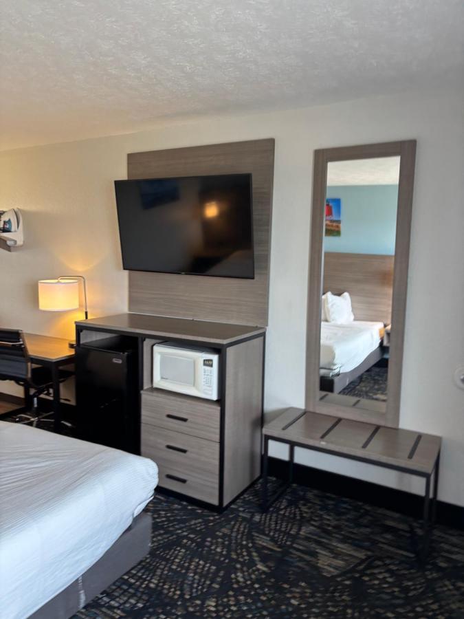  | @ Michigan Inn & Lodge