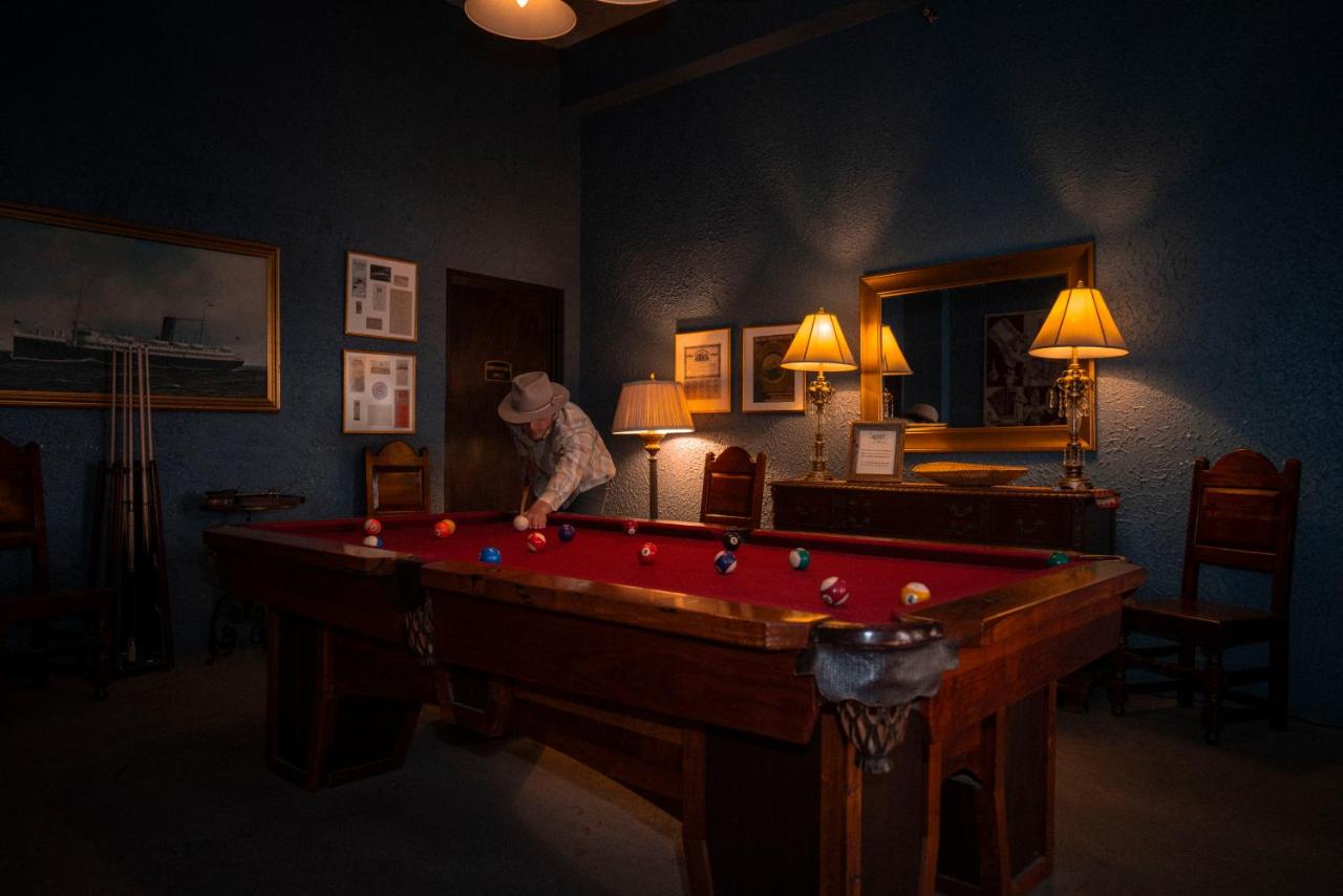 | The Holland Hotel