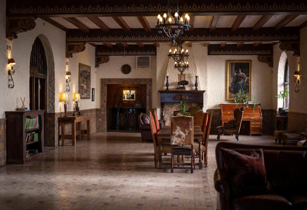 | The Holland Hotel