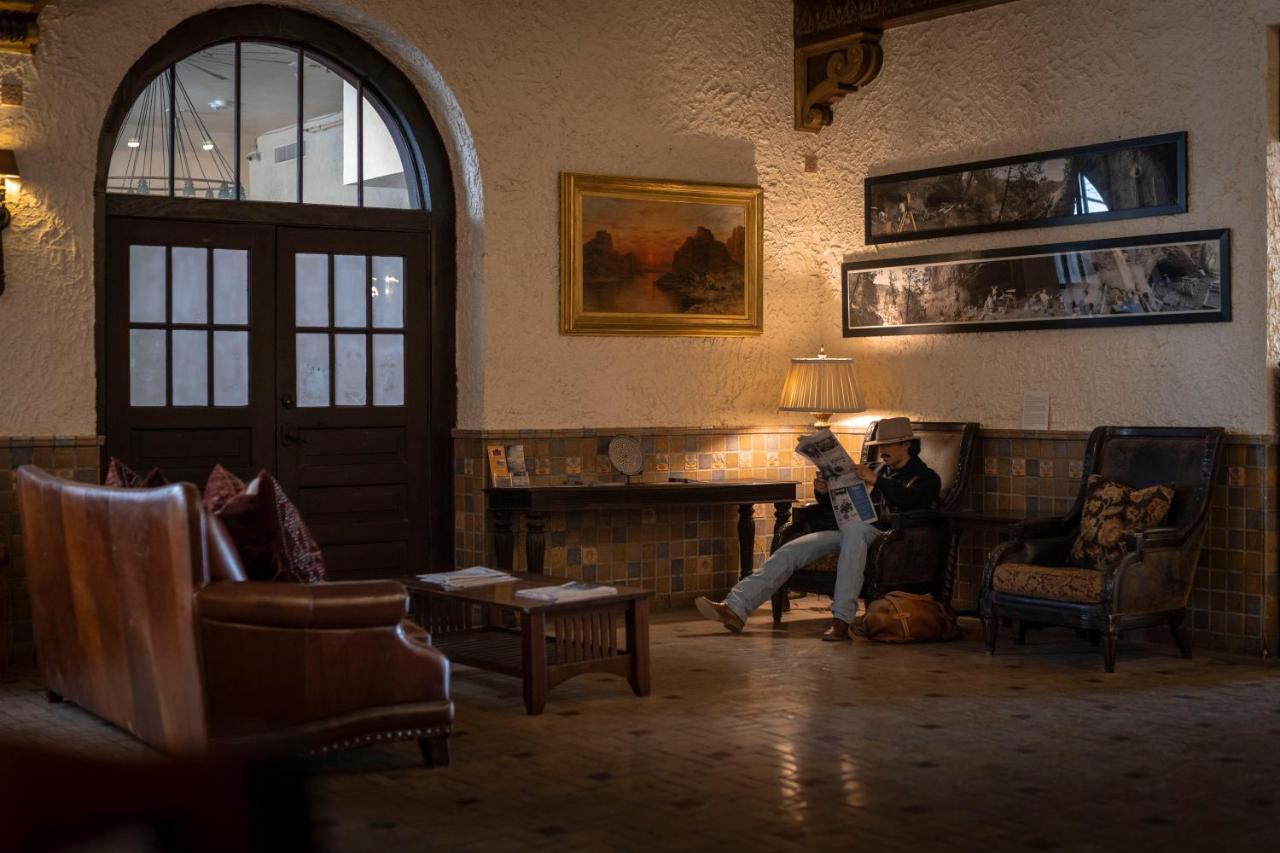 | The Holland Hotel