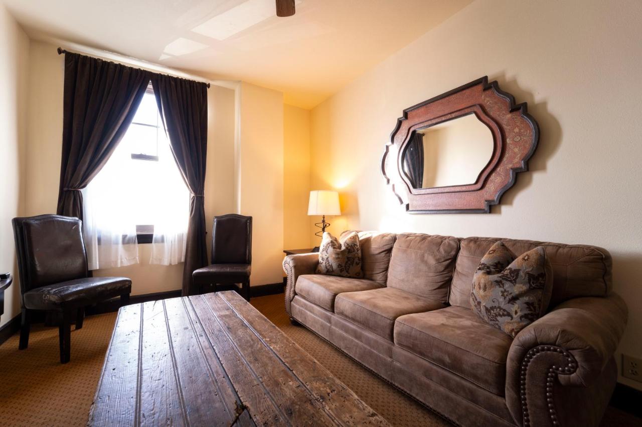 | The Holland Hotel