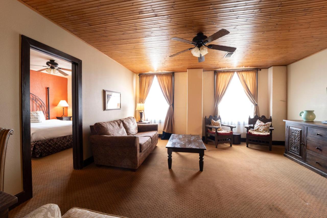 | The Holland Hotel