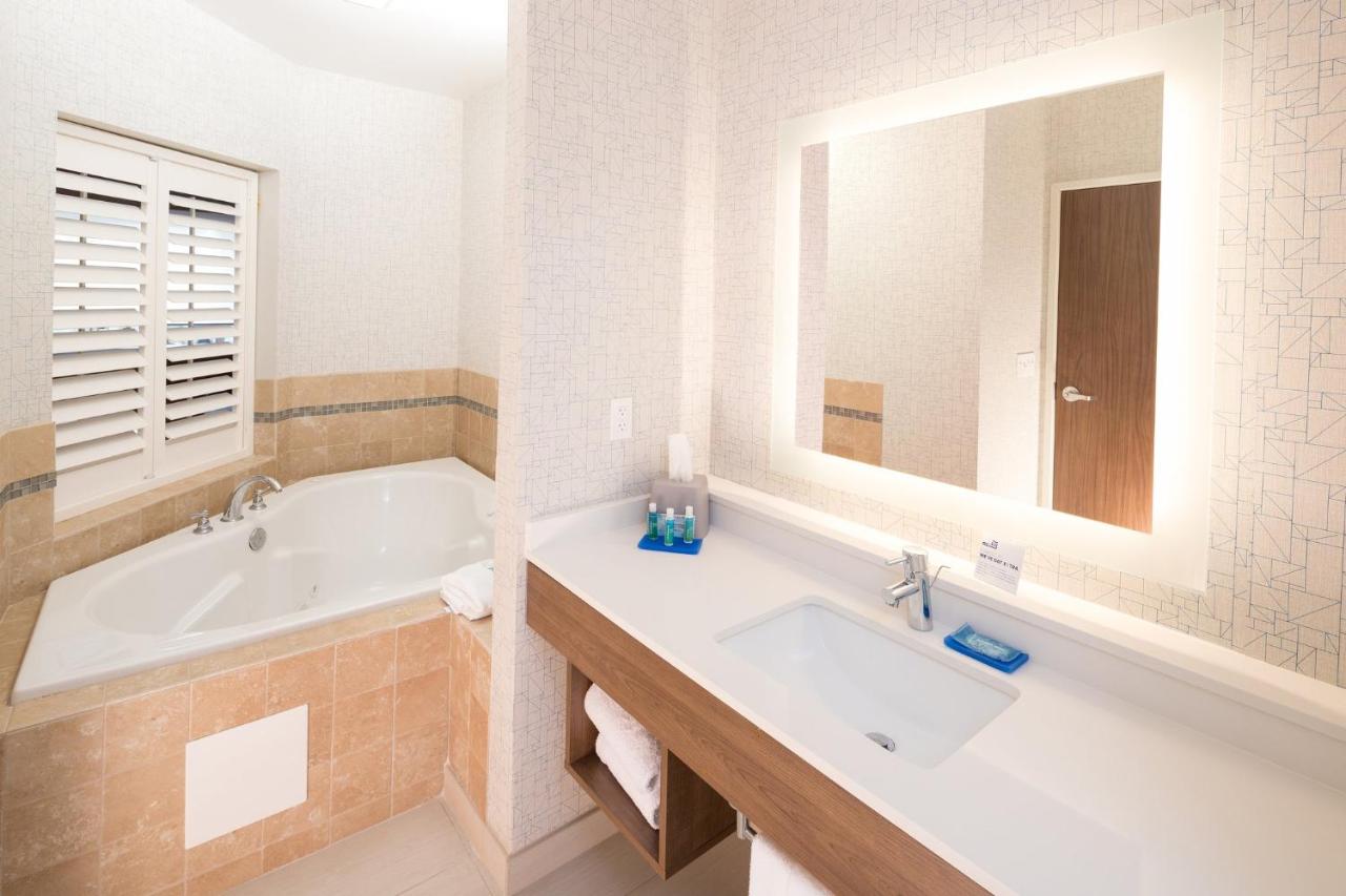 | Holiday Inn Express & Suites Gaylord, an IHG Hotel