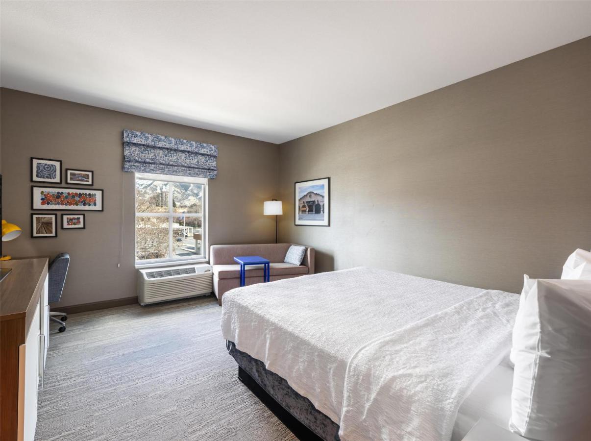 King Room at Hampton Inn & Suites Logan