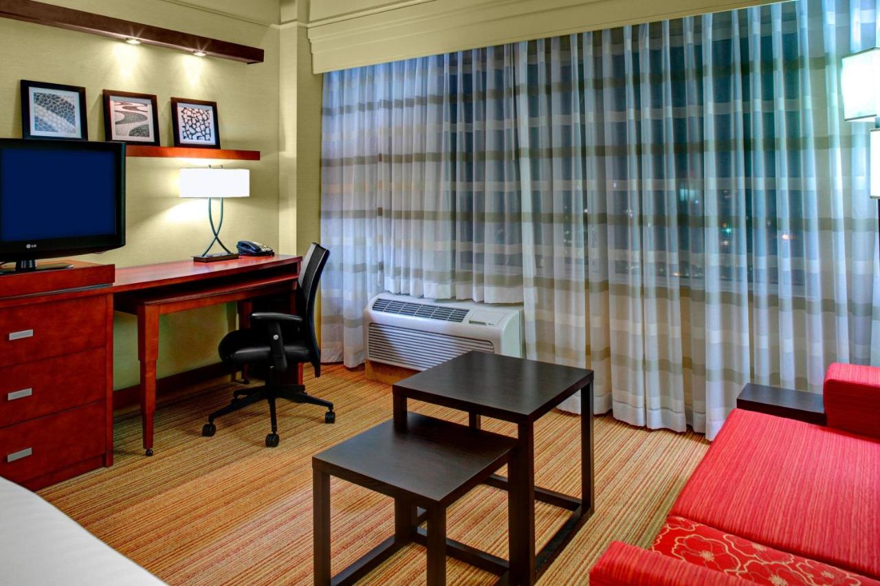 | Courtyard Greenville Downtown