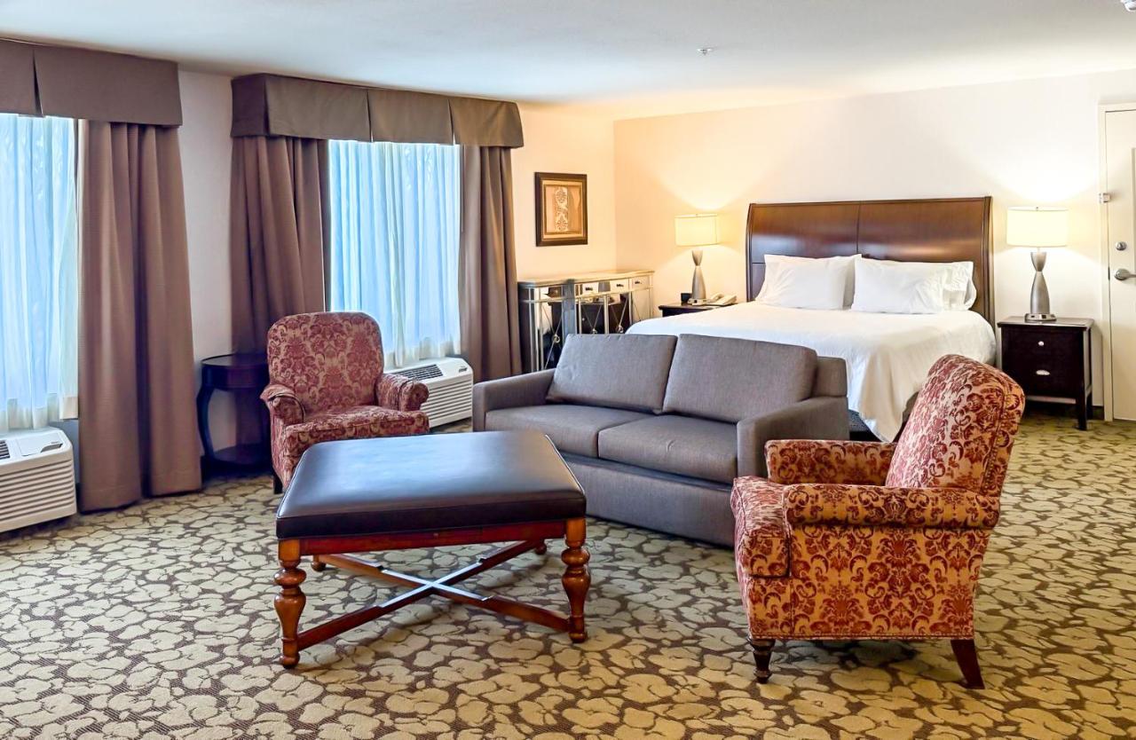 Parlor at Hilton Garden Inn Gilroy
