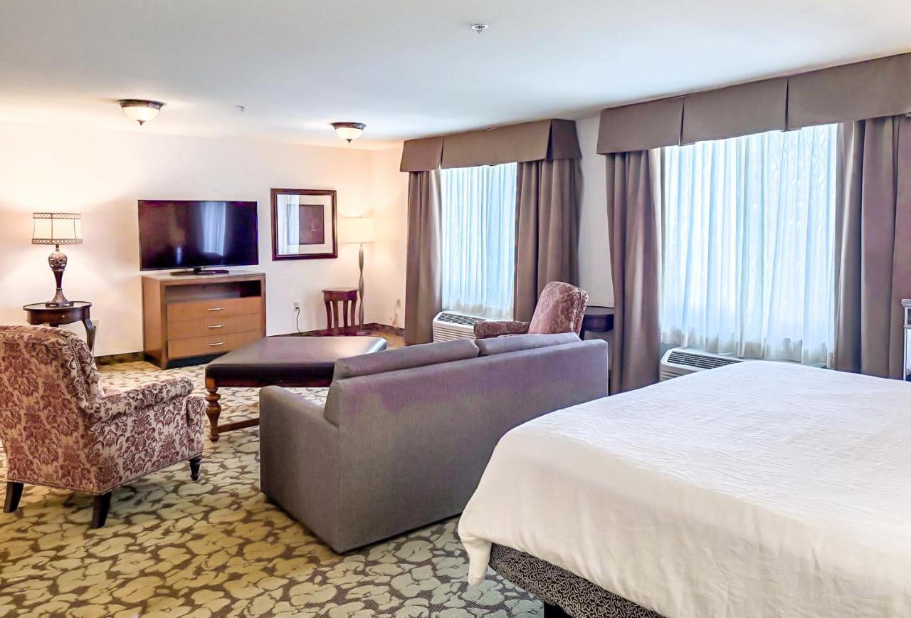 Parlor at Hilton Garden Inn Gilroy