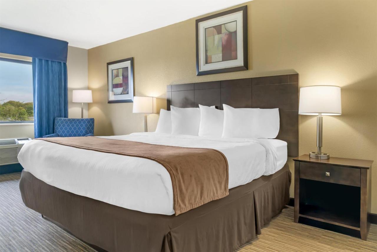 King Suite with River View at Best Western Port Huron Blue Water Bridge