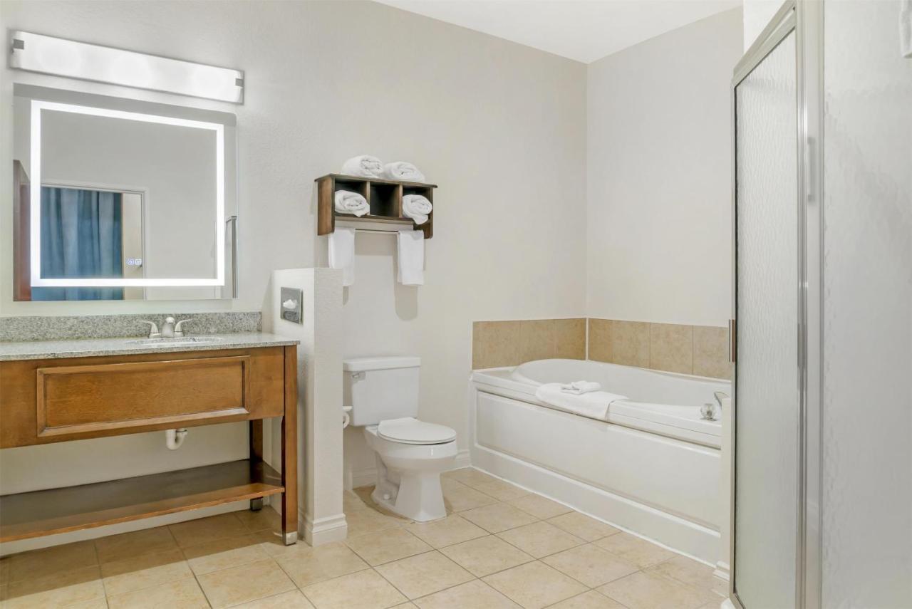 King Suite with Spa Bath - Non-Smoking at Best Western Port Huron Blue Water Bridge