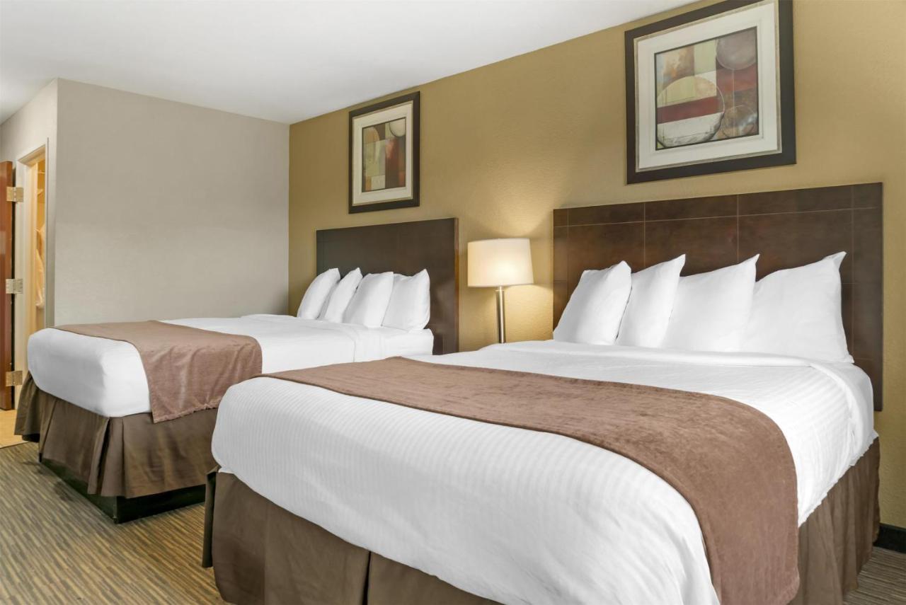 Queen Room with Two Queen Beds - River View at Best Western Port Huron Blue Water Bridge