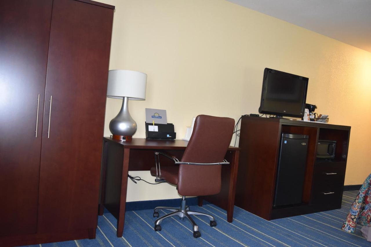 Queen Room - Mobility Access - Non-Smoking at Days Inn by Wyndham Grand Island
