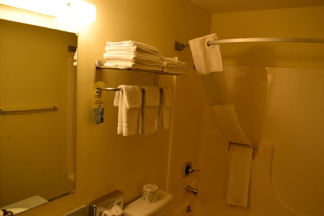 Queen Room - Mobility Access - Non-Smoking at Days Inn by Wyndham Grand Island