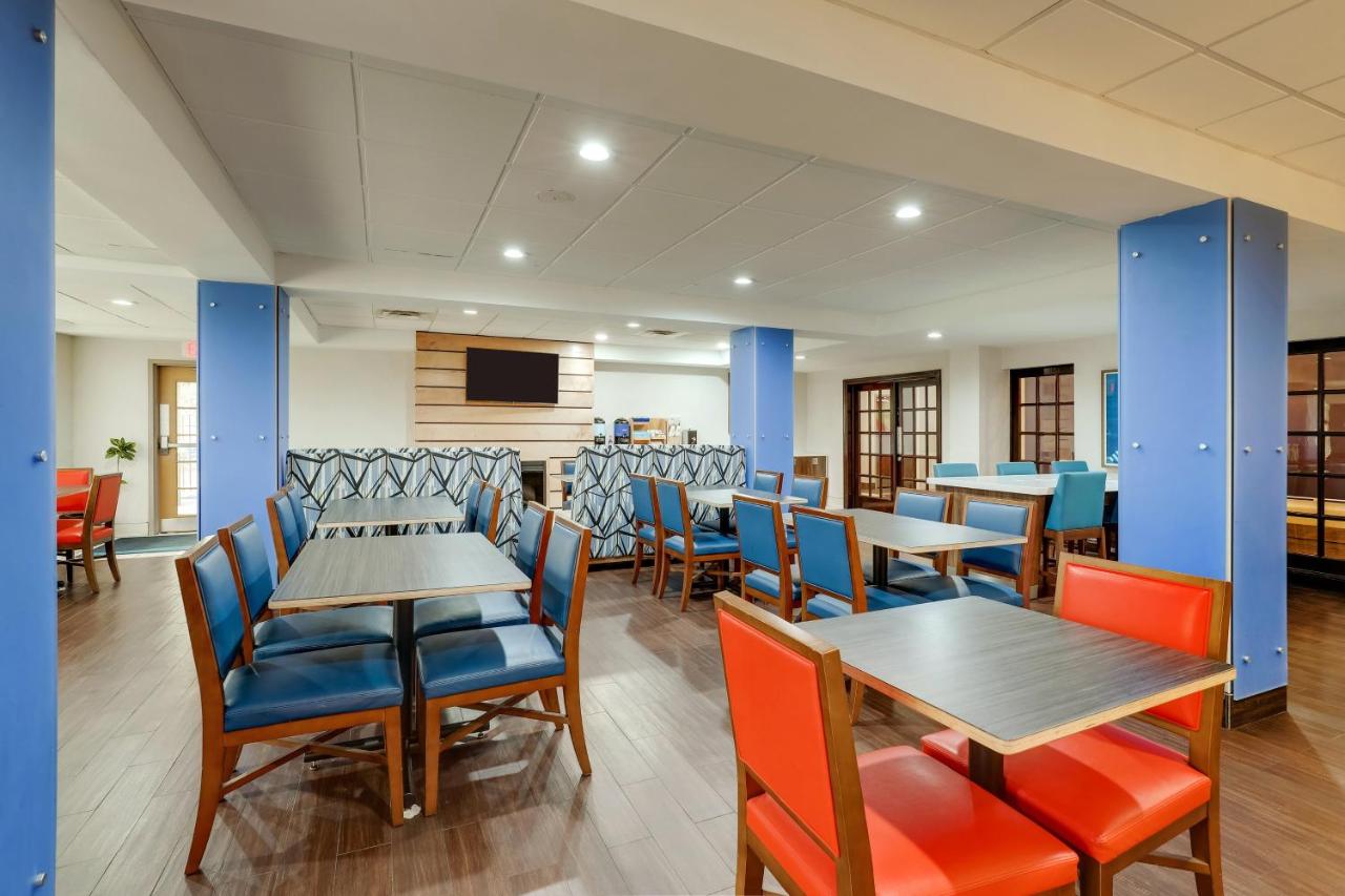 | Holiday Inn Express Hotel & Suites- Gadsden, an IHG Hotel
