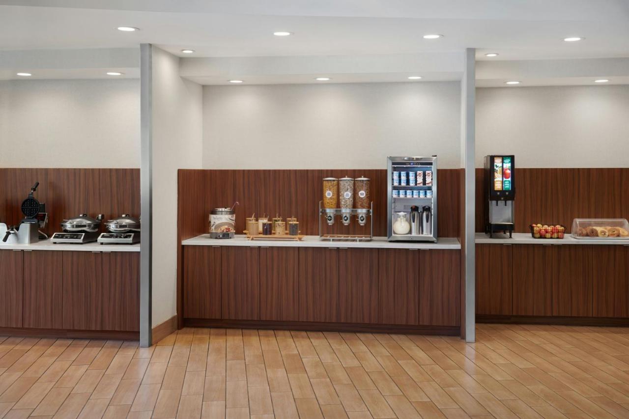 | Fairfield Inn & Suites by Marriott Reading Wyomissing