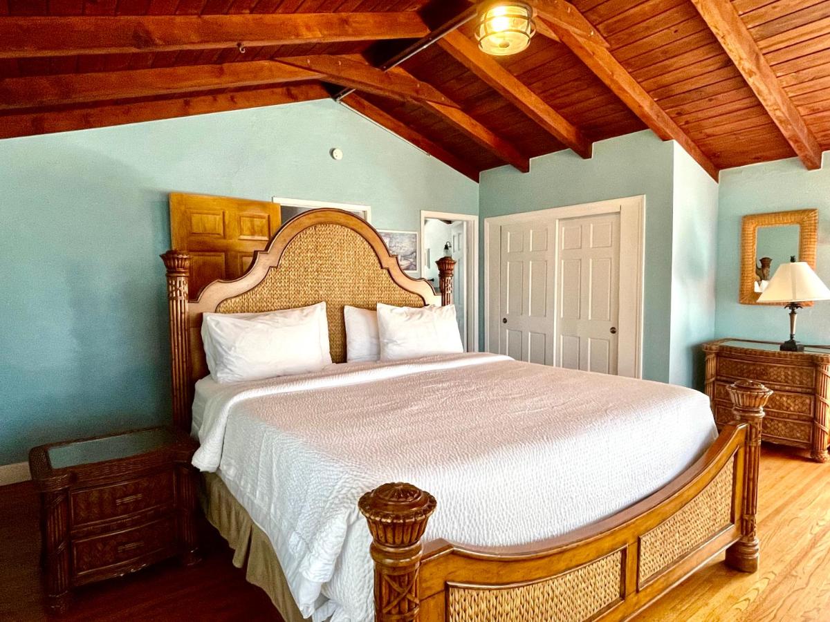 Paradise King Waterfront Suite at The Pelican Key Largo Cottages