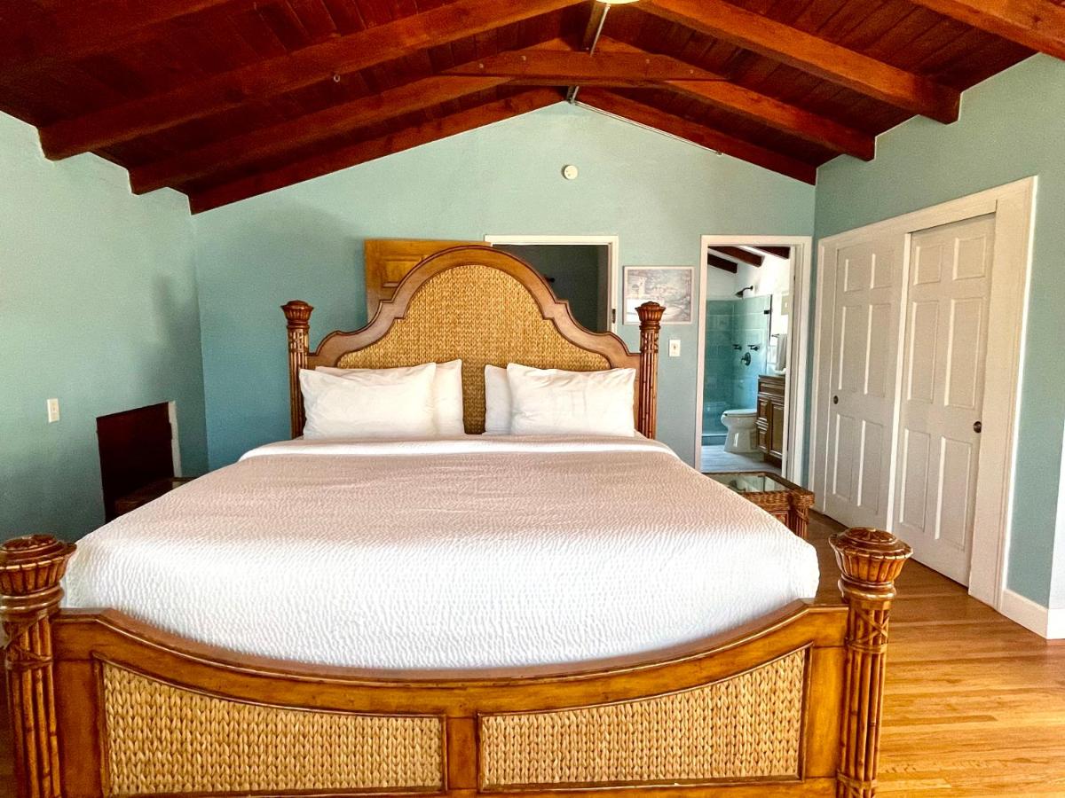 Paradise King Waterfront Suite at The Pelican Key Largo Cottages
