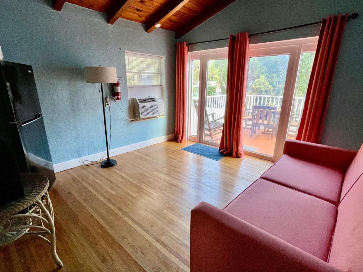 Paradise King Waterfront Suite at The Pelican Key Largo Cottages